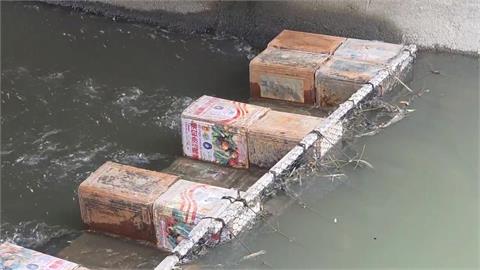 彰化排水溝驚見沙拉油桶攔水壩　居民憂大雨釀水患