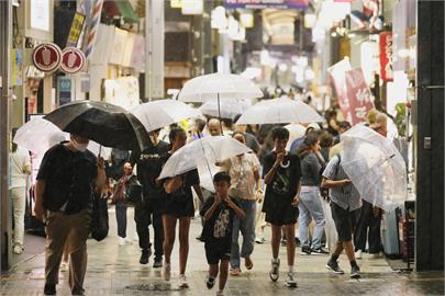 東京暴雨炸裂地鐵站淹大水！　新宿人孔蓋「水柱噴一樓高」畫面曝