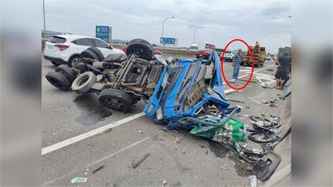 奇蹟！台74小貨車遭猛撞「翻車捲成麻花」　駕駛輕傷還自行脫困