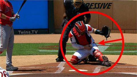 MLB(影)／超神三振！雙城捕手「用髖關節」接擦棒球「投打都傻眼」主審也停住