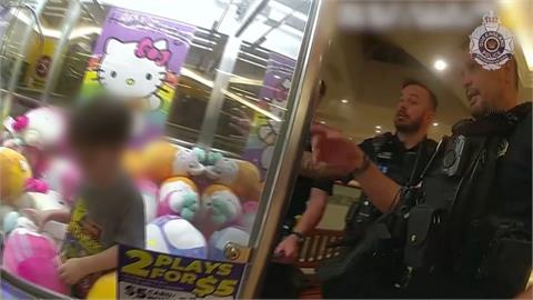 真人版夾娃娃機？　夫妻逛街幼童鑽進機台！警破窗救人