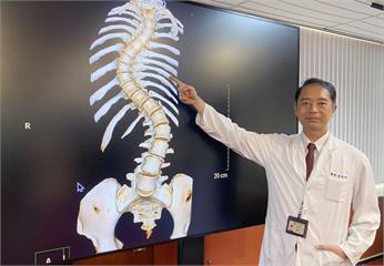 女學生「脊椎變形蜈蚣」呼吸都痛！   醫妙手截彎取直長高8公分