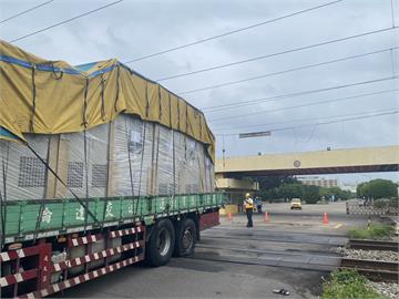 快新聞／大貨車卡平交道！司機爬車頂觸電送醫　台鐵湖口至新豐一度雙向不通
