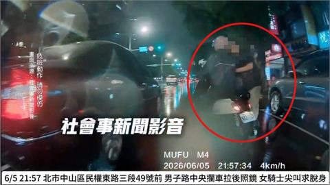 扯！醉男雨天攔不到計程車　竟衝路中抓機車後照鏡要騎士載他回家