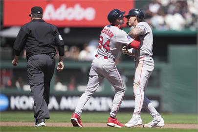 MLB(影)／紅襪巨人系列賽最後一戰　球員、總教練抗議裁判接連趕出場