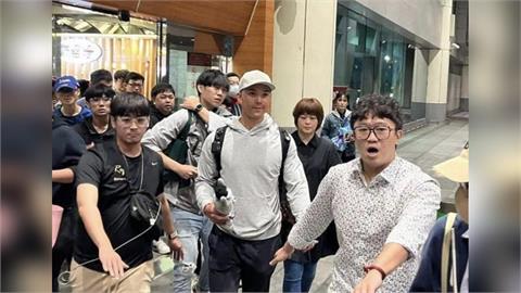 經典賽／費仔抵台向台灣隊報到！下機第一句話「龍仔到哪了？」聞傷退訊息感遺憾