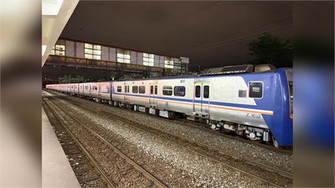 快新聞／台鐵4221次區間車驚傳「冒火花」！故障延誤近1小時