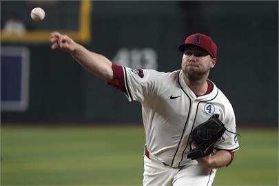 MLB(影)/「我手肘完了。」 響尾蛇賽揚王牌傷退將接受MRI檢查