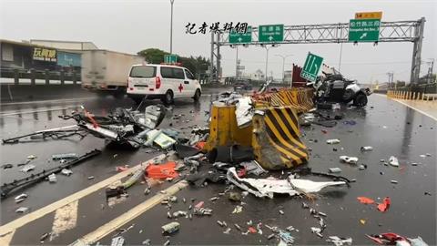 快新聞／台中特斯拉自撞道路護欄！車解體分碎滿地　車上2人無生命跡象