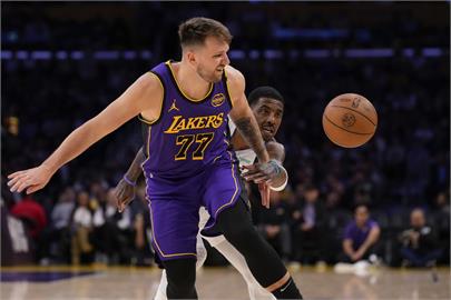 NBA(影)／轉隊後首度對決獨行俠　D77拿大三元率湖人贏球卻說：比賽氣氛很詭異