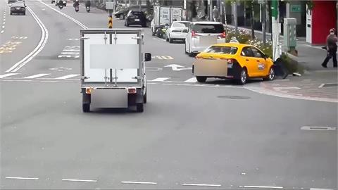 小黃運將不熟路況　開車沿路找門牌　衝上人行道撞到行人﹑直撞燈桿