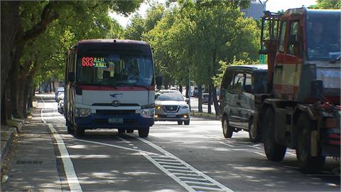 獨/東吳大學前方新自行車道跨攏謀　和公車爭道﹑標線不清　民眾：不敢騎