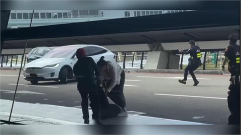特斯拉違法攬客「被警開8槍」！車上港女「遭甩噴飛」：以為會死在台北