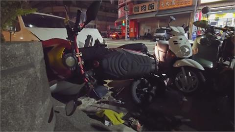 高雄駕駛開到「度估」　追撞前車再撞路邊10多輛機車