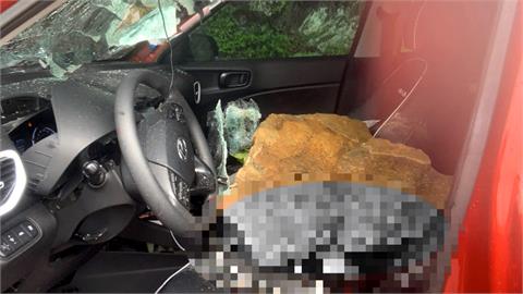宜蘭蘇花改巨石掉落砸中轎車　車內一家三口２人受傷送醫