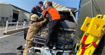 國8路口3車猛撞 水肥車車頭爛成鐵餅2人受困命懸一線