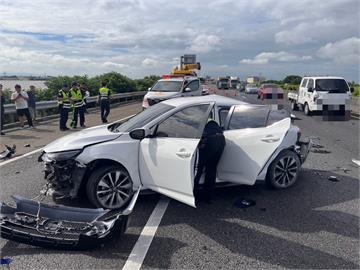 快新聞／國1北虎尾段嚴重車禍！轎車尾遭撞爛　　1命危1重傷3輕傷搶救中