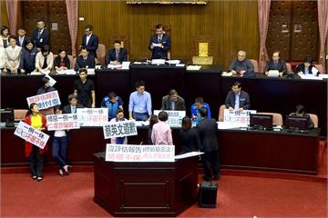 一例一休修法付委  藍營杯葛、勞團場外抗議