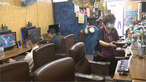 在地阿嬤網咖店 成「街坊安親班」伴客長大