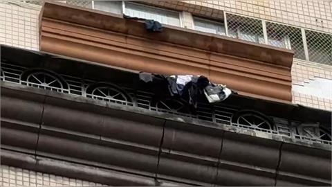 台中大樓住戶疑情緒失控！　「反鎖屋內」雜物狂往窗外丟
