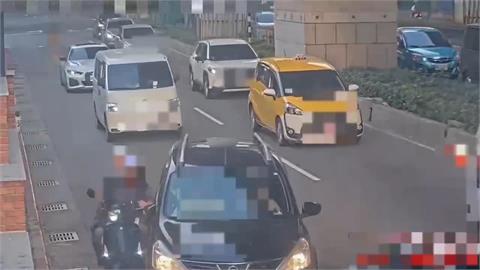 水瓶卡煞車板釀禍！　女開車擦撞機車　撞防撞桿整輛側翻