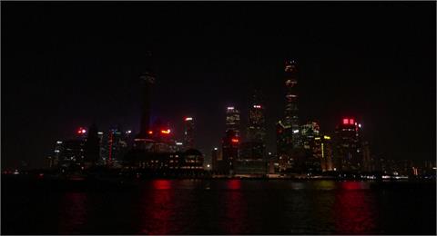 上海灘熄燈了！ 中國電荒加劇夜景黑漆漆