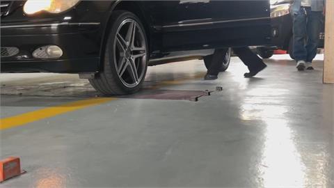 驗車換手未打入駐車檔！　　民眾：損車門、變速箱「錯誤很低級」