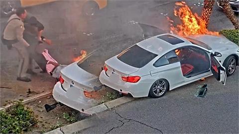 驚險瞬間！轎車撞樹引擎蓋冒煙　警救出駕駛下秒火燒車