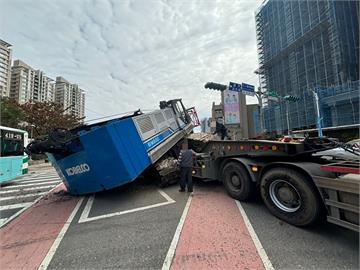 快新聞／新北蘆洲聯結車「大型機具」掉落！　占用外側車道驚險畫面曝光