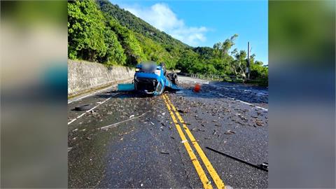 「蝦」毀！小貨車運蝦車撞翻　活蝦滿地警民忙「撈蝦」