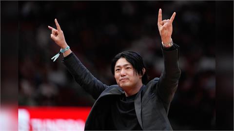 NBA(影)／今井達也看NBA火箭比賽！高舉「H-Town」手勢受到球迷熱烈歡迎