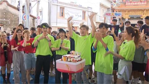 胡瓜獲「最受信賴娛樂主持人」殊榮　節目組驚喜送獎狀蛋糕