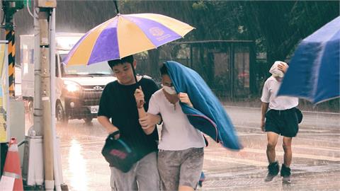 劇烈天氣！　雙北瞬間大雨　南投山區、阿里山下「冰雹」