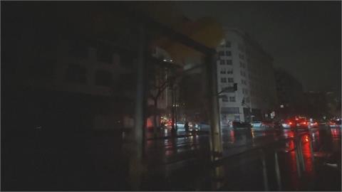 舊金山大停電「一度影響13萬戶」 無人計程車停路中央