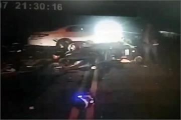 宛如打保齡球！ 高雄小客車撞5機車
