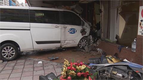 三立採訪車「撞進銀行內」　10人遭波及受傷送醫