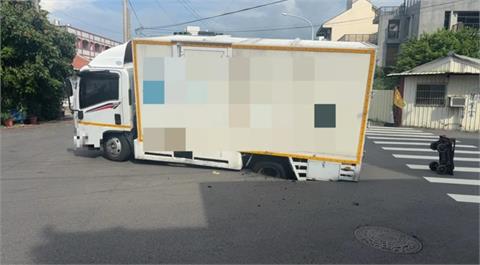 快新聞／駕駛嚇壞！台中路面驚現天坑　貨車行經車輪突陷落
