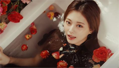 周子瑜新歌MV黑色露背洋裝　沉入花瓣浴缸上演濕背秀！