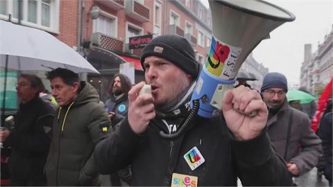 法國工會第11度發動反年改抗爭　巴黎街道彷彿成射擊場