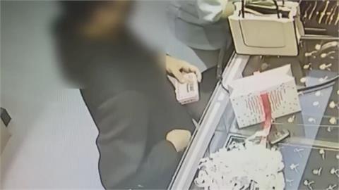 高雄女賣金鍊約秤重! 買家幫收拾"偷塞口袋" 騙領錢逃逸