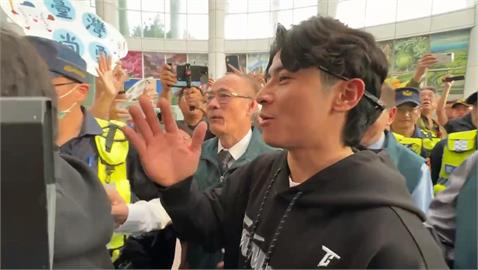 統一獅冠軍球員教練大遊行！　萬人擠爆台南市府