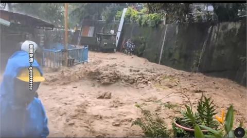 暴雨炸南台灣！屏東三地門土石崩塌　排水設施遭堵、大水灌進民宅