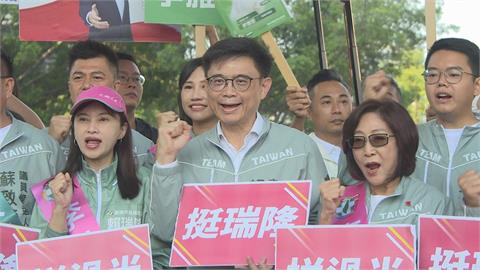 民進黨高雄隊大集結 賴瑞隆率逾20名議員站路口拜票