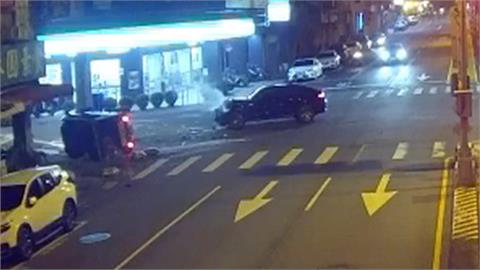 21歲女子開小貨車送菜　十字路口遇闖紅燈轎車...　被撞翻青菜撒一地