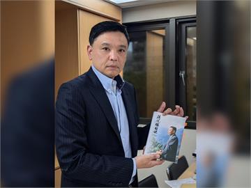快新聞／蔣萬安喊國難卻對中共武嚇噤聲？　洪健益送「這本書」酸：別只想鋪路選總統