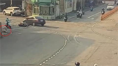 快新聞／又是78歲！桃園男駕車疑闖紅燈　女騎士遭撞「腦出血、右肩骨折」