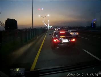 黑車擋救護車！「2分鐘踩27次煞車」惡劣行徑全被錄　駕駛下場曝光