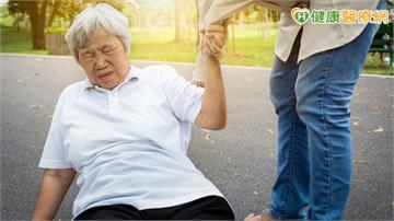 跌倒背痛以為「躺躺就好」 63歲婦胸椎骨折神經受壓險癱瘓
