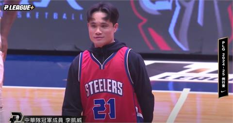 12強賽(影)／12強英雄李凱威到場開球！預祝鋼鐵人拿下主場第一勝