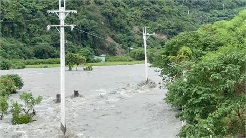 快新聞／台東金崙溪暴漲改道淹農地！　工程車陷泥流搶修困難重重